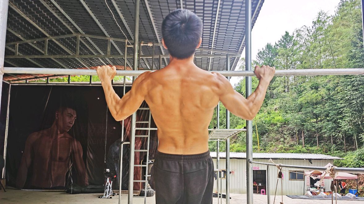 引体向上练背应该怎么拉,不同的拉法,训练到的肌肉群也不同