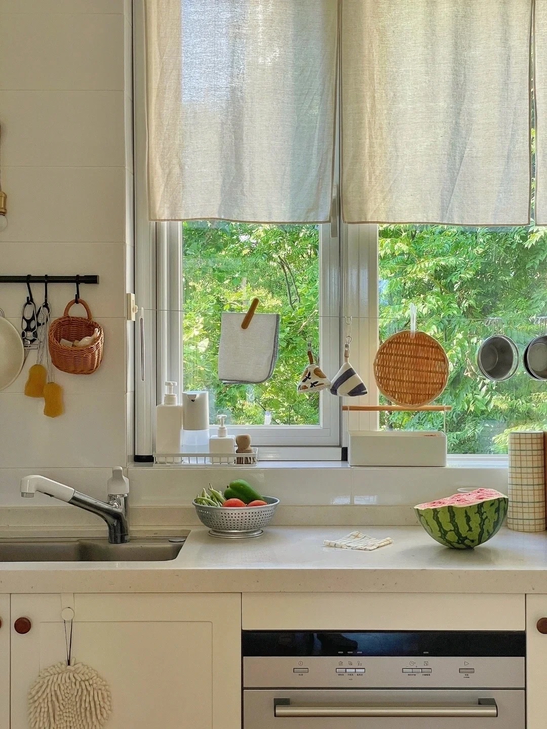 小厨房窗外的一抹绿和西瓜很配!