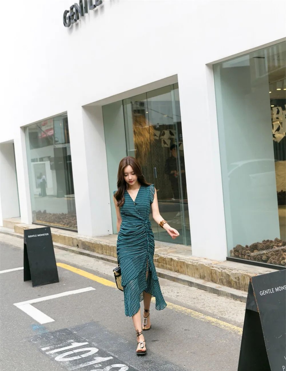 孙允珠,墨绿色褶皱连衣裙穿搭,娇嫩动人#今天穿什么# #日常穿搭# #穿