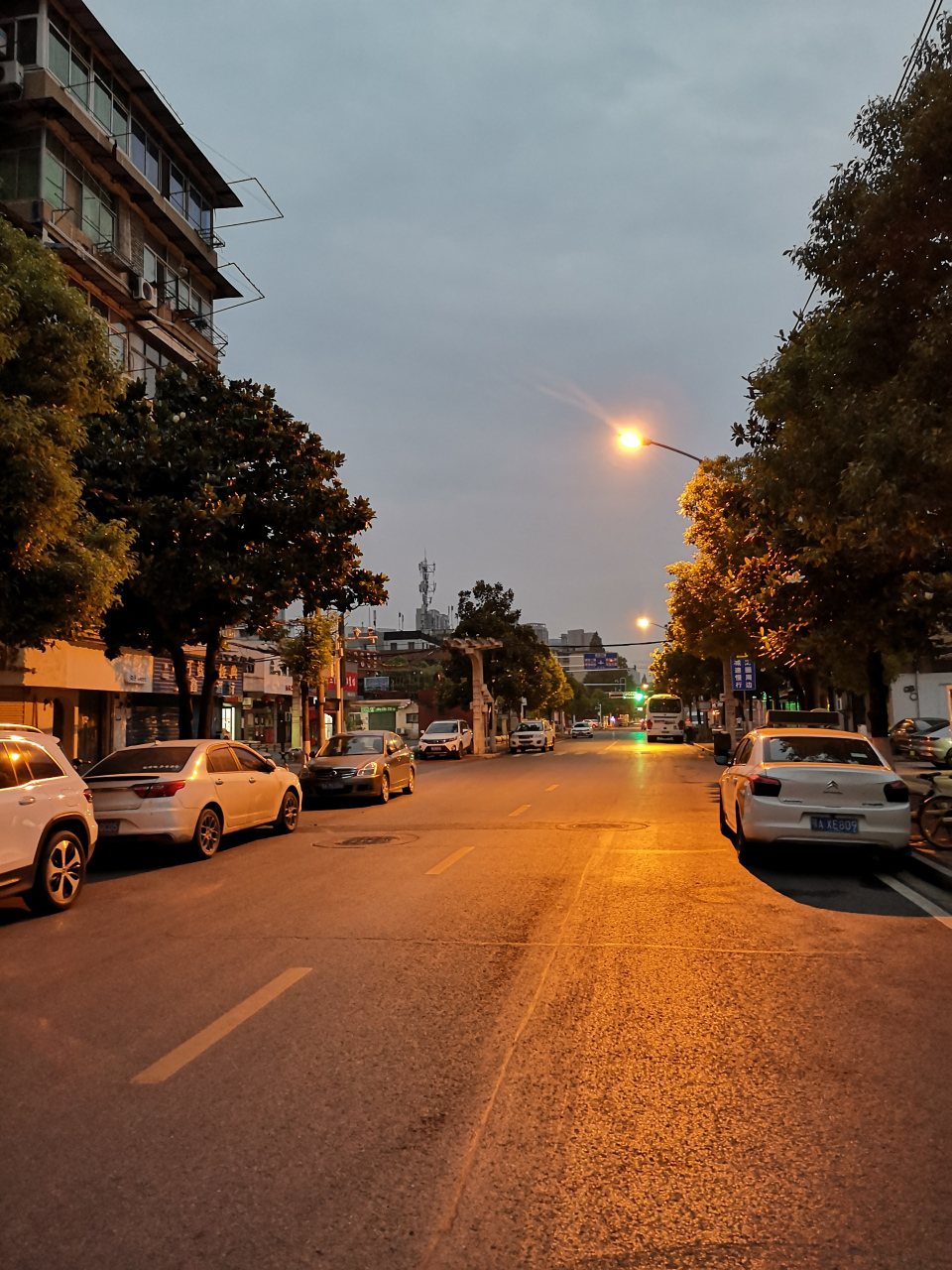 凌晨5点的武汉青山街道上,难得这么清净,没有几辆车.