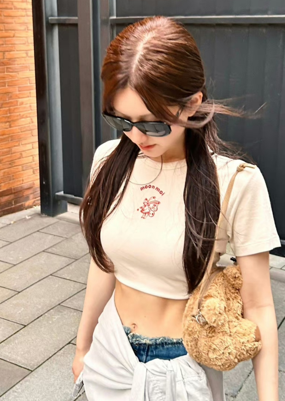 赵露思练出马甲线,晒全身照展示腹肌线条,甜酷的模样特别有魅力.