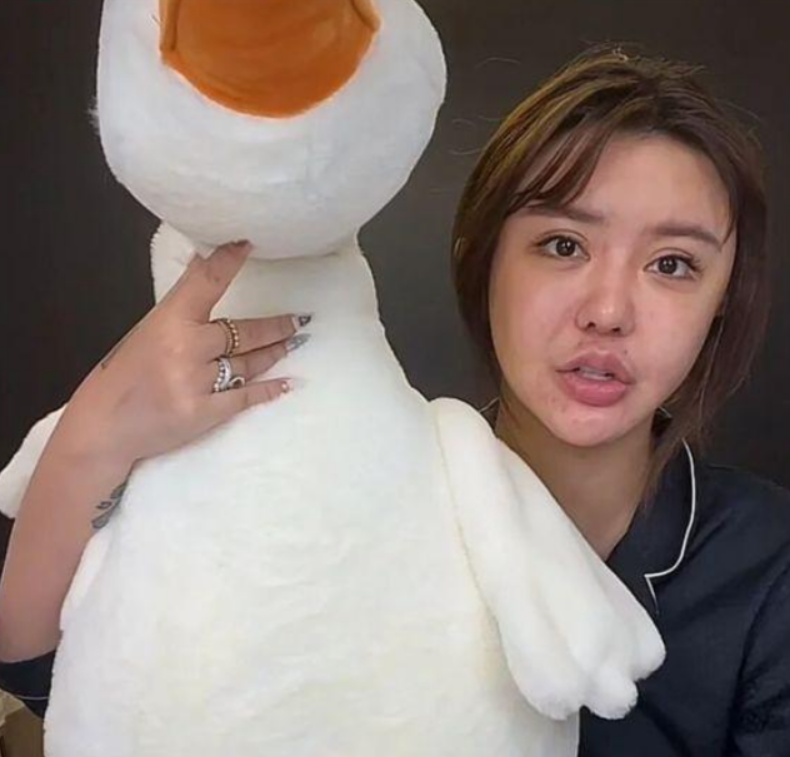 韩安冉素颜直播,面无血色,网友:这是谁啊