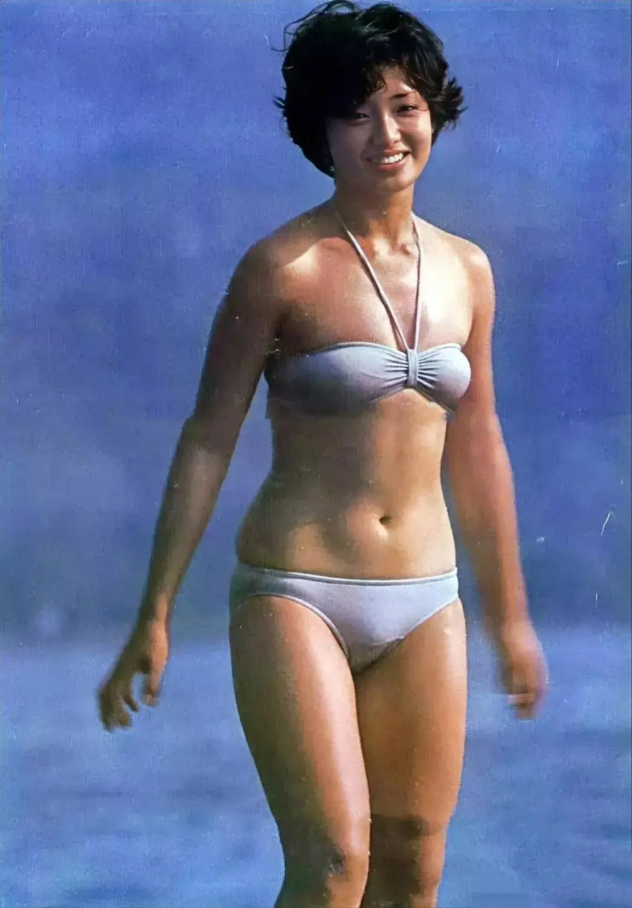 无滤镜,无美颜,像素低,这是山口百惠难得一见的泳装照,那是上世纪七十