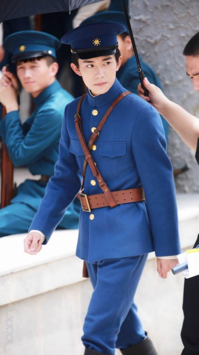 易烊千玺真大佬,穿上民国风军装走姿霸气,年纪小气场十足!