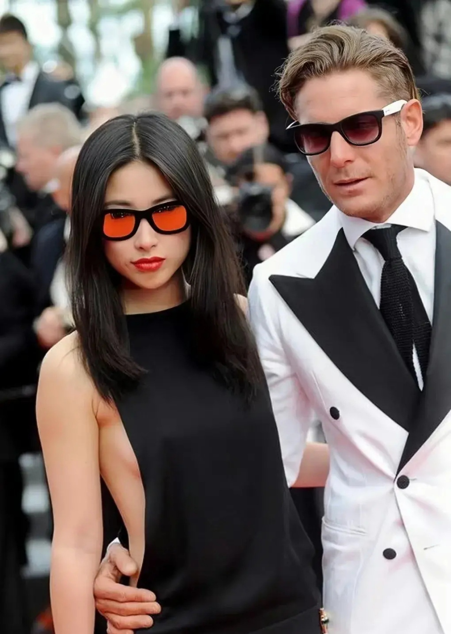 这是当年朱珠走外国红毯时候的装着,  她的前男友还是拉波·埃尔坎