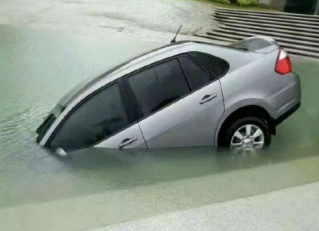 汽车不慎落水,如何自救?4次逃生机会助你在黄金2分钟内逃出生天