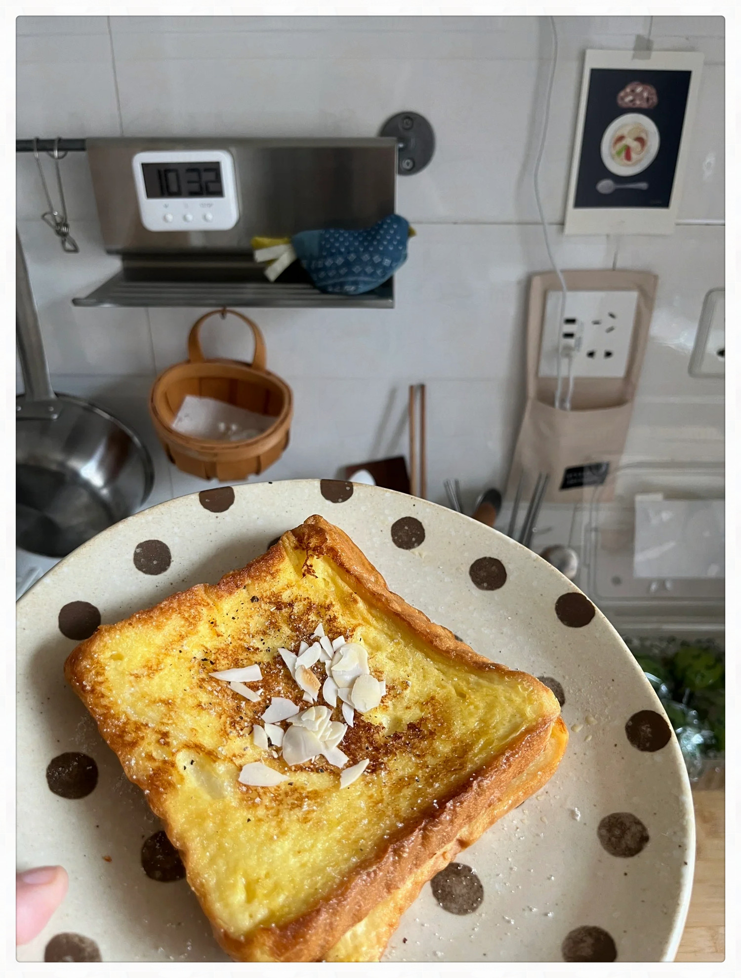 服地躺下突如其来的食欲使我猛地站起身来开始渴望着法式吐司的滋味