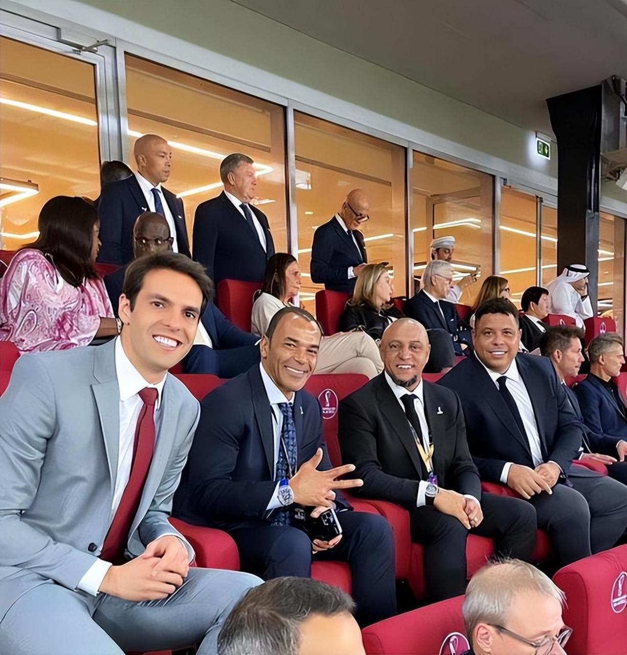 卡卡晒照为12岁女儿庆生!二婚再娶超模4年生俩娃,40岁越老越帅