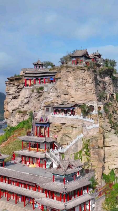 一山藏百庙,一庙藏古今;神木二郎山位于绝壁之上,隐于崖洞之间,傲立于