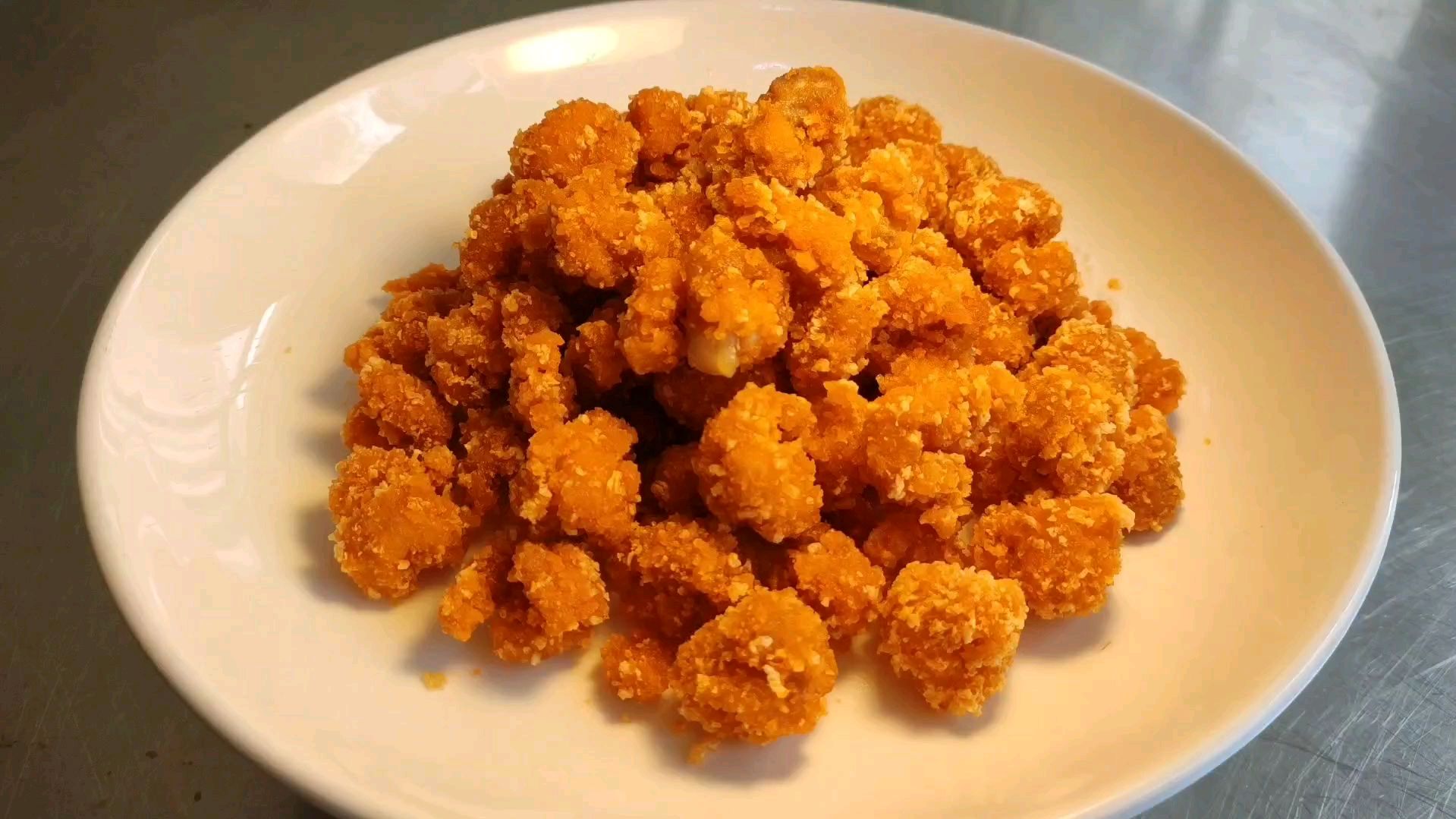 厨师教你用一个鸡腿炸一大盘鸡米花,胜过肯德基,真过瘾