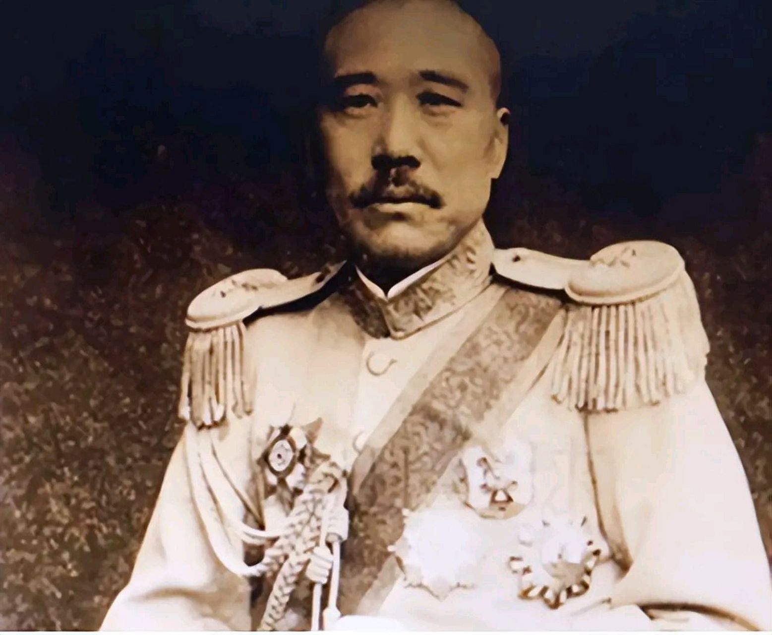 1927年,济南遭遇大旱,"狗肉将军"张宗昌来到龙王庙求雨不成,恼羞成怒