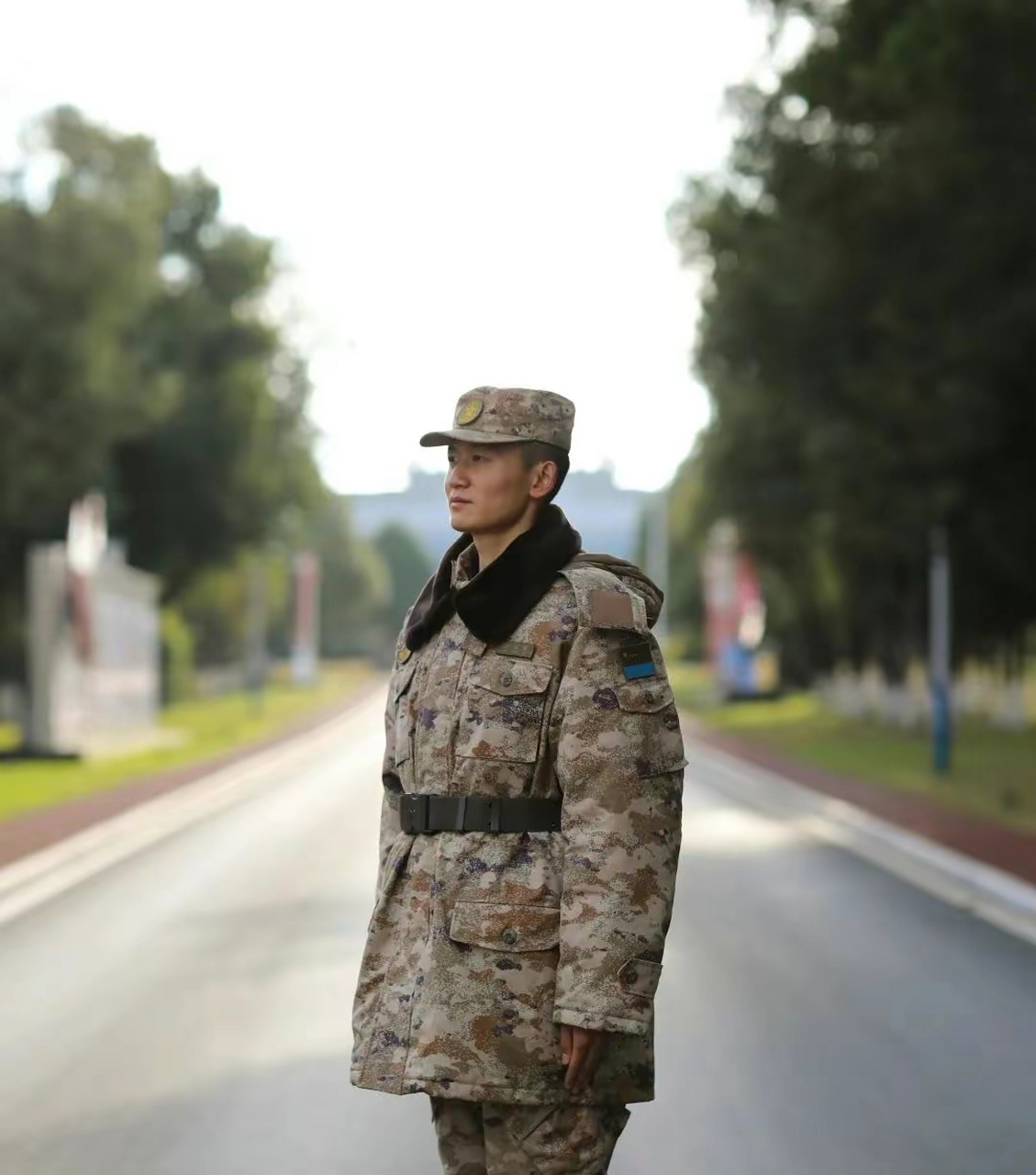 身着21式作训大衣的解放军战士,英姿飒爽!