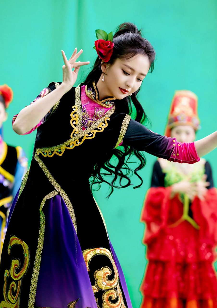 佟丽娅是在跳新疆舞吧?如此婀娜多姿,好美丽#佟丽娅# #热点