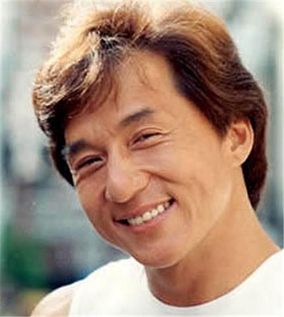 成龙是一个身手不凡的武打明星,而林凤娇则是一位温柔美丽的女演员.