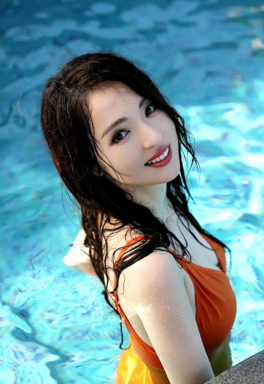 43岁董璇彻底放飞了[捂脸]  7月24日,知名女星董璇