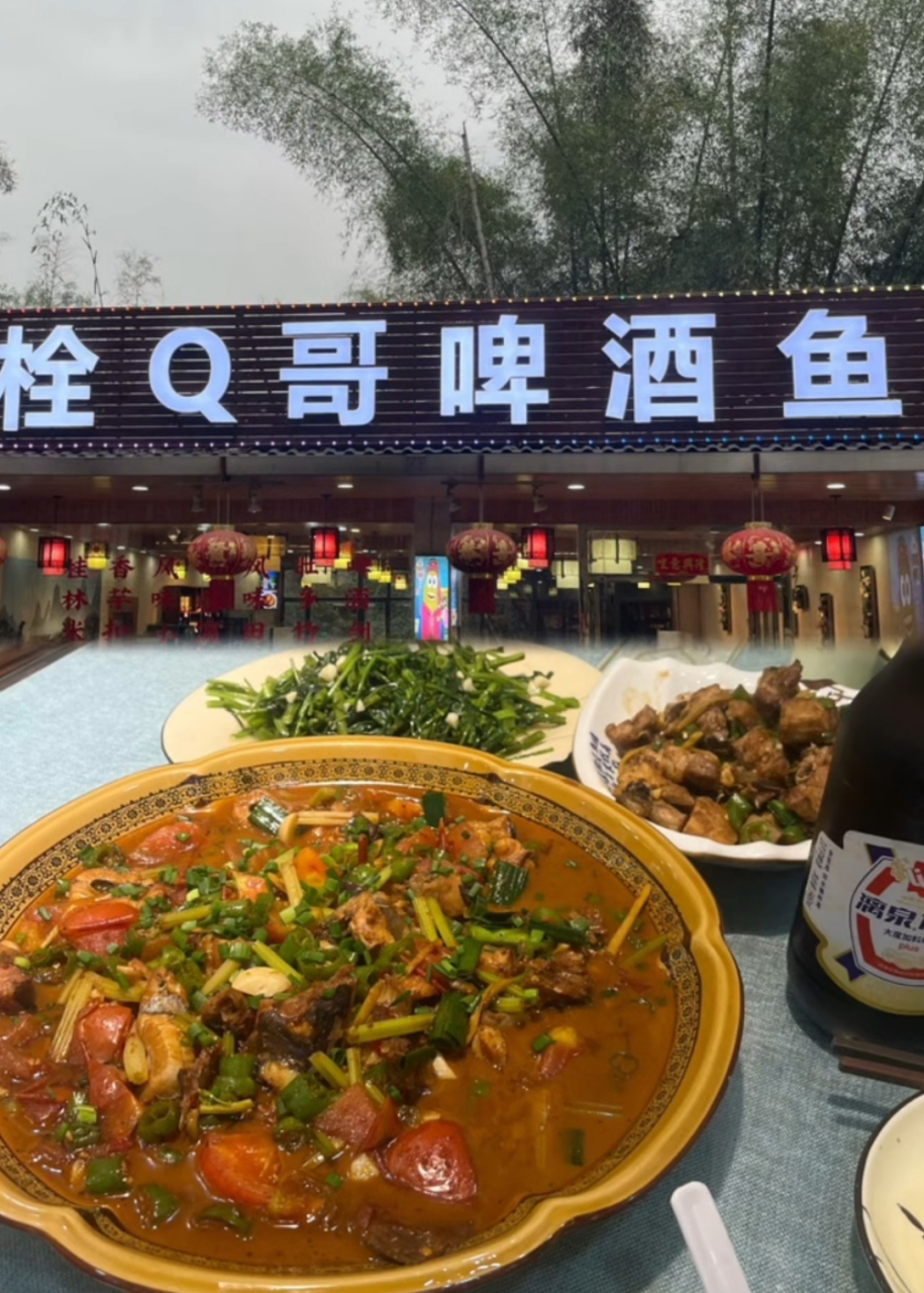 "栓q哥"在阳朔开的啤酒鱼店生意爆火# 因为唱英文划船哥而走红的踢缺