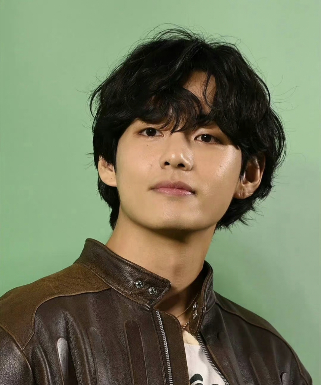 bts防弹少年团成员金泰亨,田柾国新闻生图,都是卷发造型#男扮女装