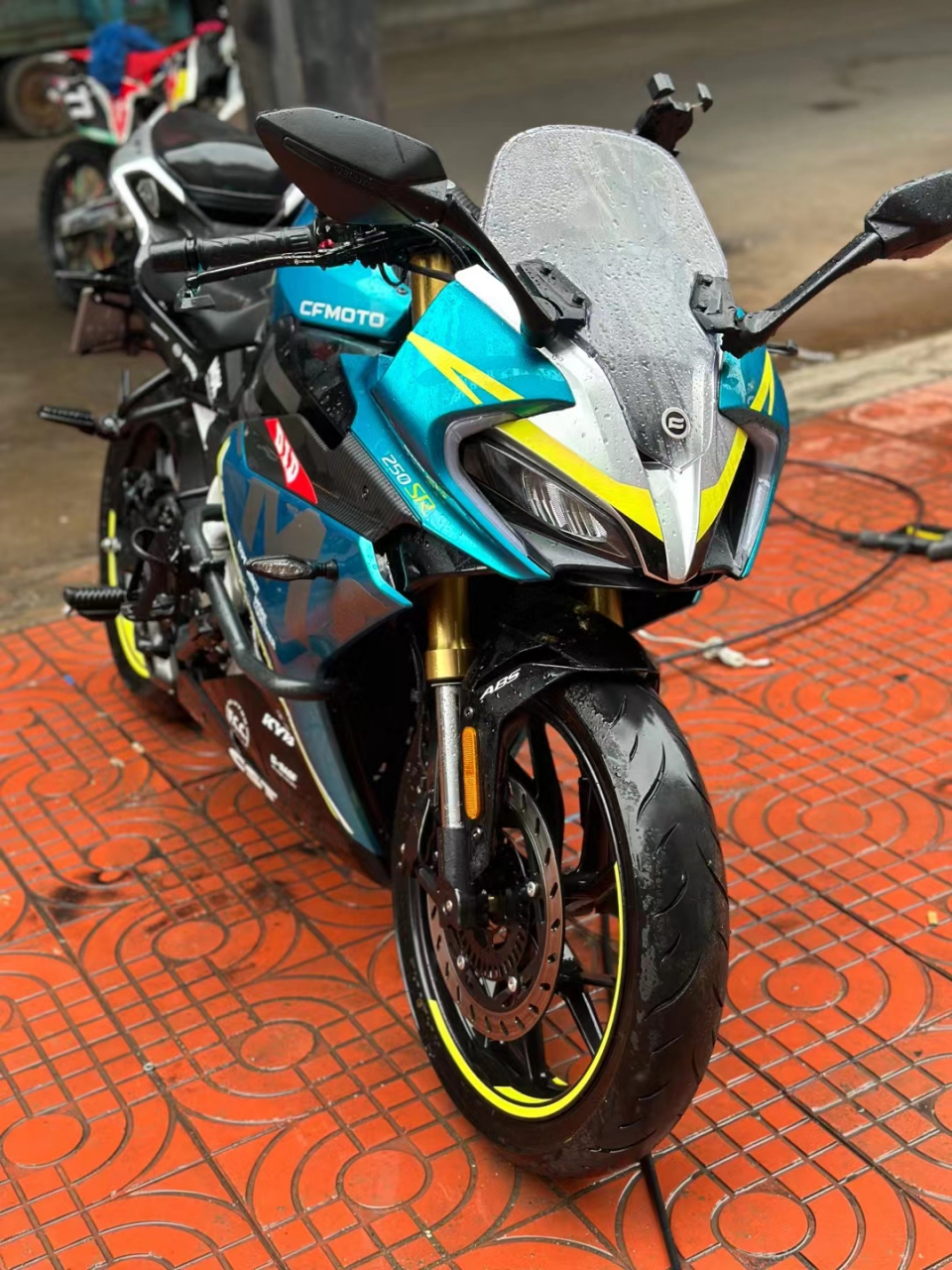 春风250sr,轻量化一体式车架,cst高性能子午线轮胎,前轮采用对置四