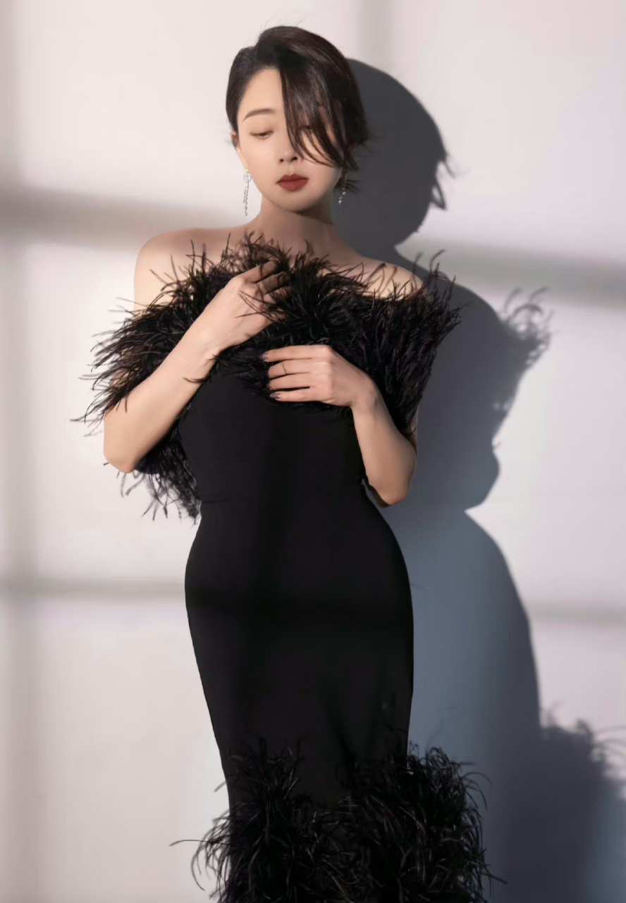 殷桃# 这两天一黑一白两套造型亮相白玉兰奖活动,状态真的很绝