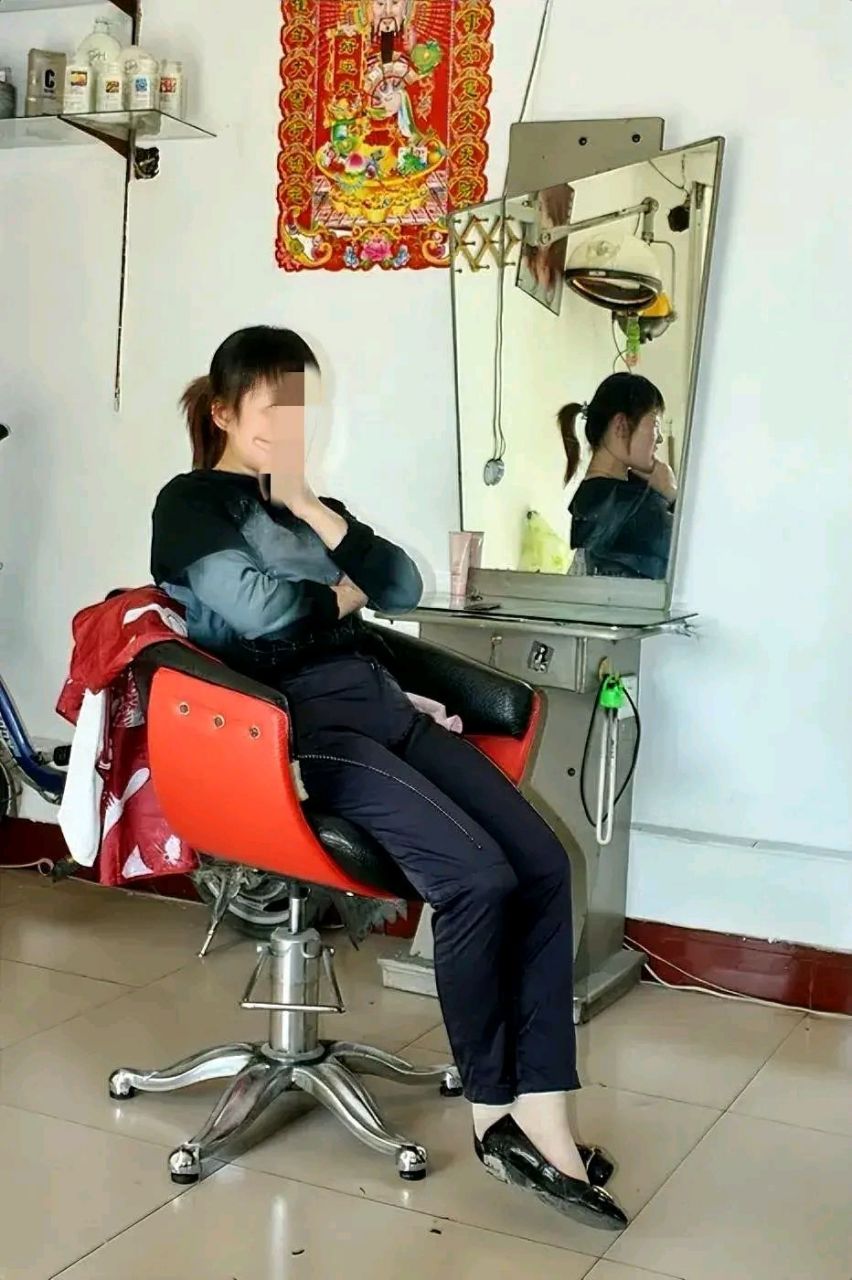 就在刚才,河南一家理发店的老板娘离婚了,怀孕六个月,穿着紧身裙.
