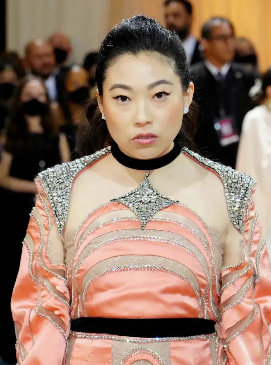 《尚气》女主奥卡菲娜走红毯亮相,这弯腰驼背的气质,放眼国内娱乐圈