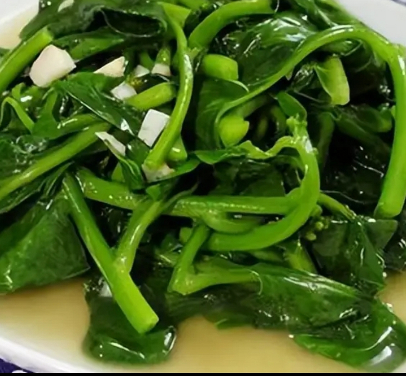 3.炒几下,木耳菜变软后,放入盐,生抽,蚝油快