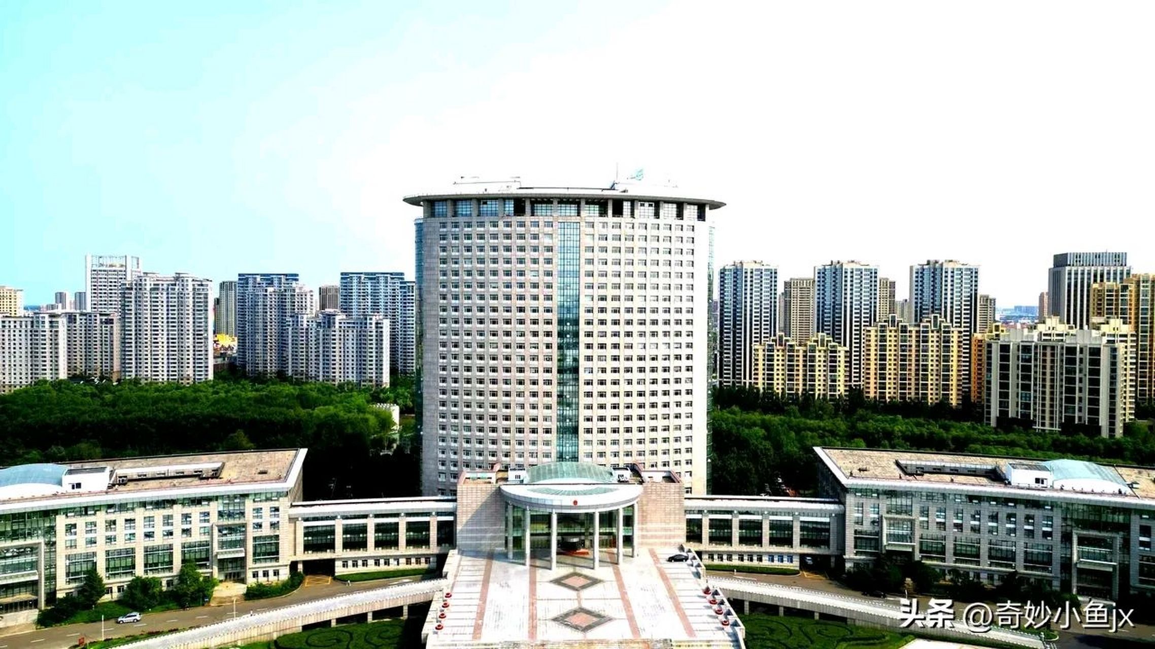 一个是齐齐哈尔的政府大楼,一个是淄博的政府大楼!