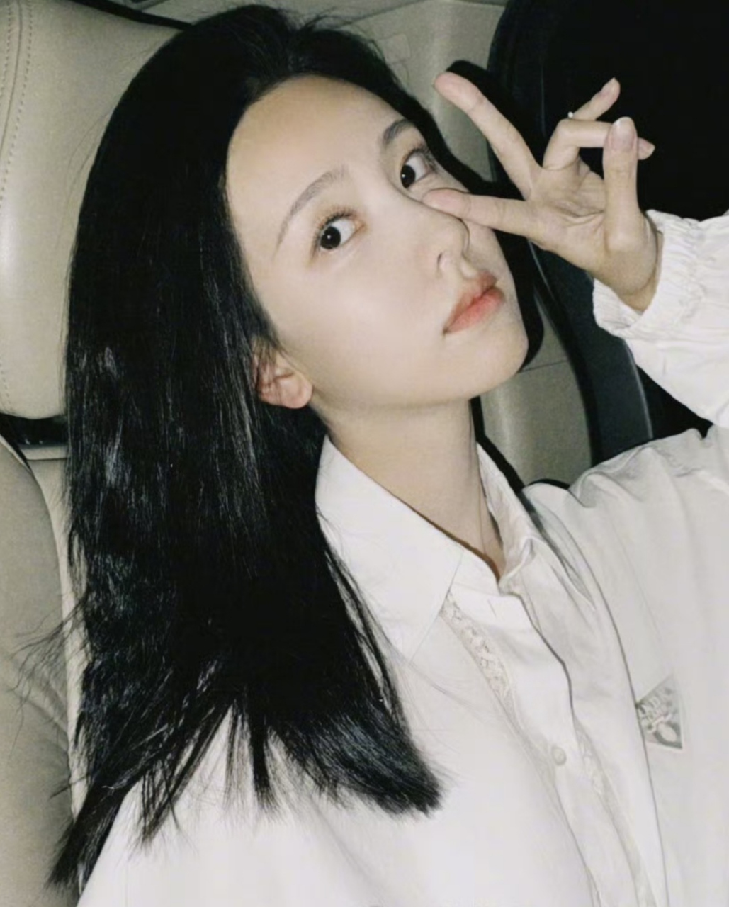 陈都灵坐车回酒店休息,在路上就抑制不住的开心,直接对着助理镜头开始