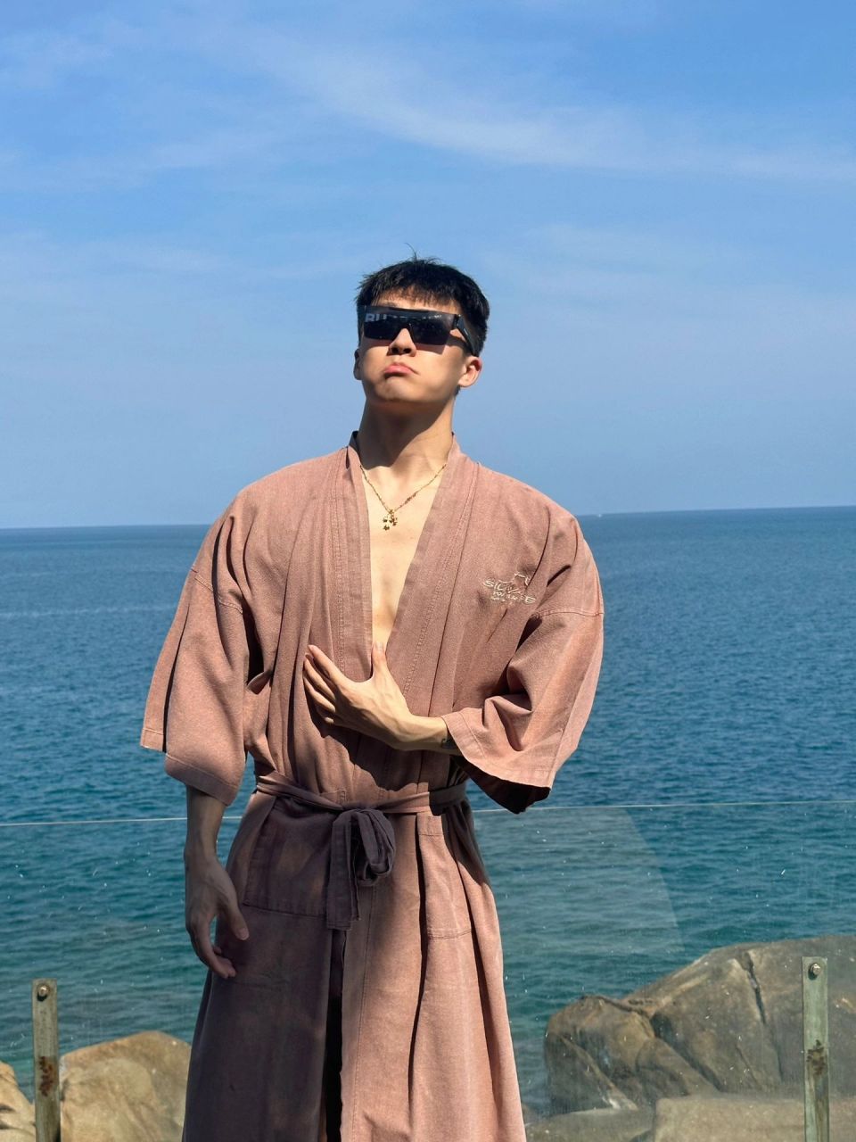 夏天的到来 让人去游泳的冲动#帅哥# #游泳