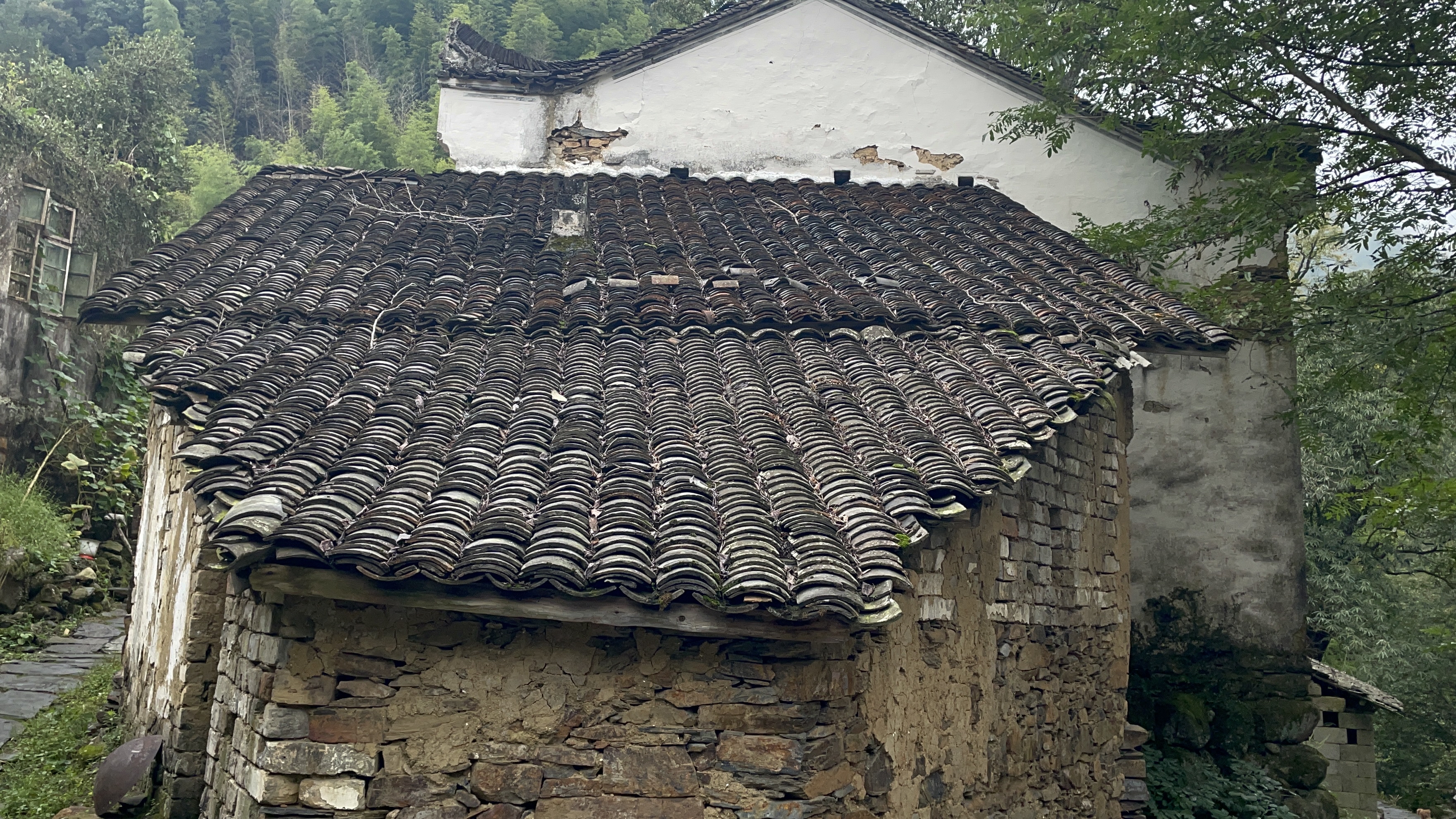 记得我小时候中秋节还爬上去坐在瓦片上看过月亮的