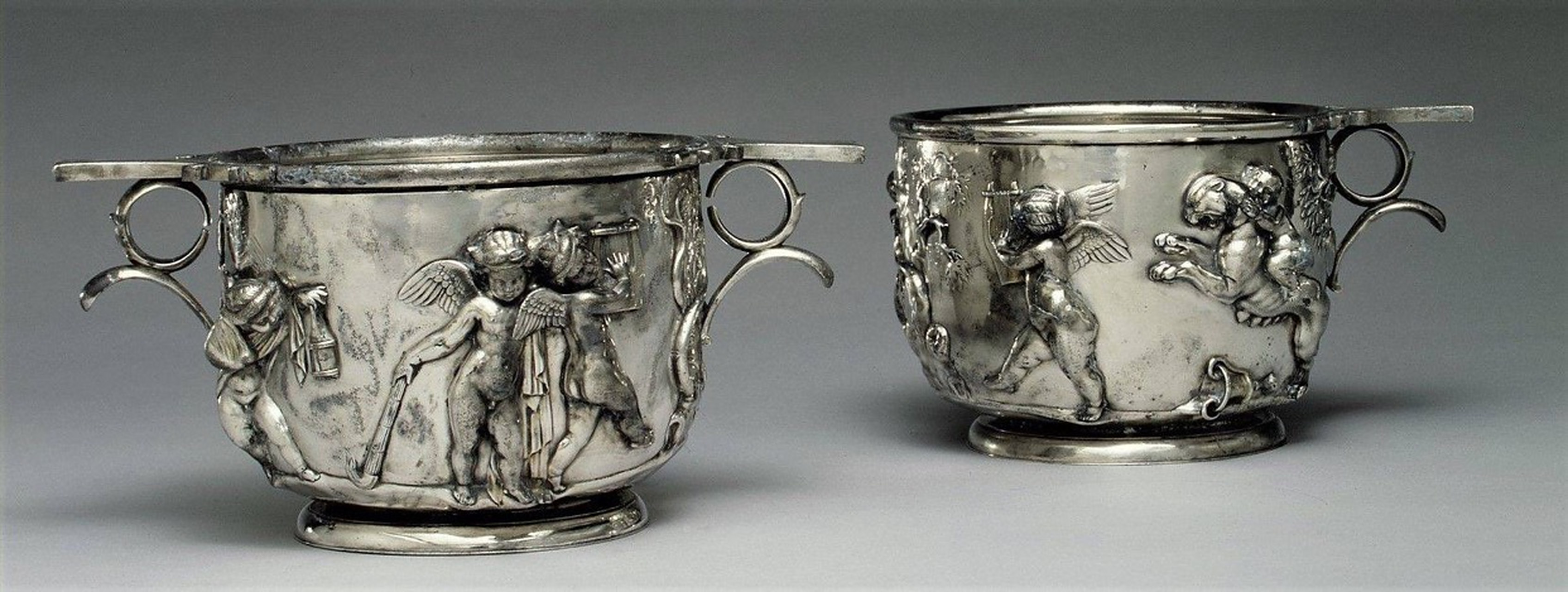公元前1世纪末至公元1世纪初,一对罗马银杯,浮雕装饰,杯子上装饰着