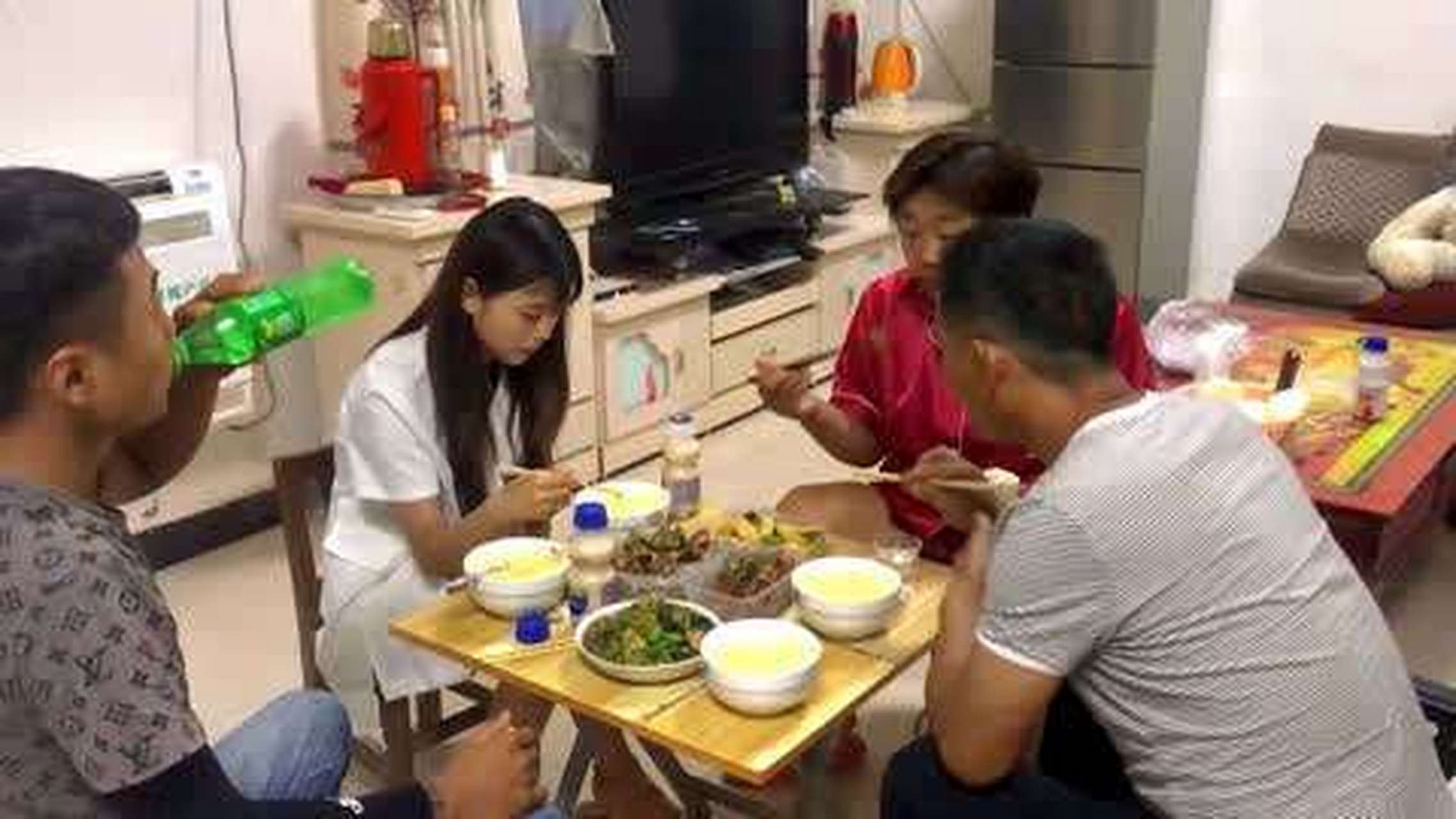 农村女孩相亲成功后,第一次在准婆婆家吃饭,这一桌子硬菜都是肉.