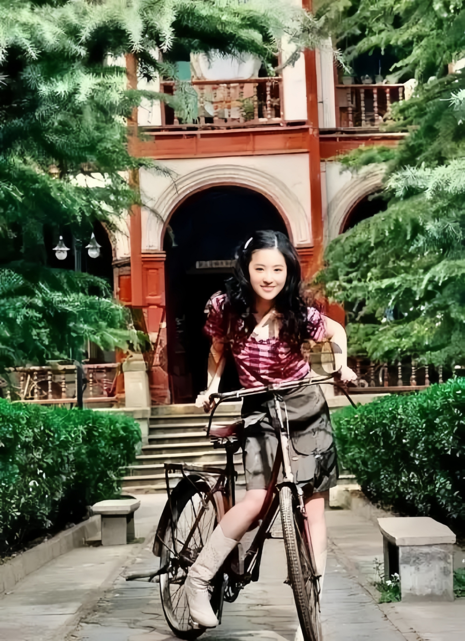 刘亦菲骑自行车图片