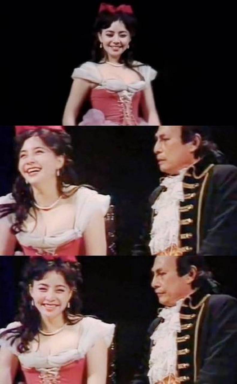 1986年25岁的宋丹丹出演话剧《上帝的宠儿》一身粉色公主裙,头戴红色