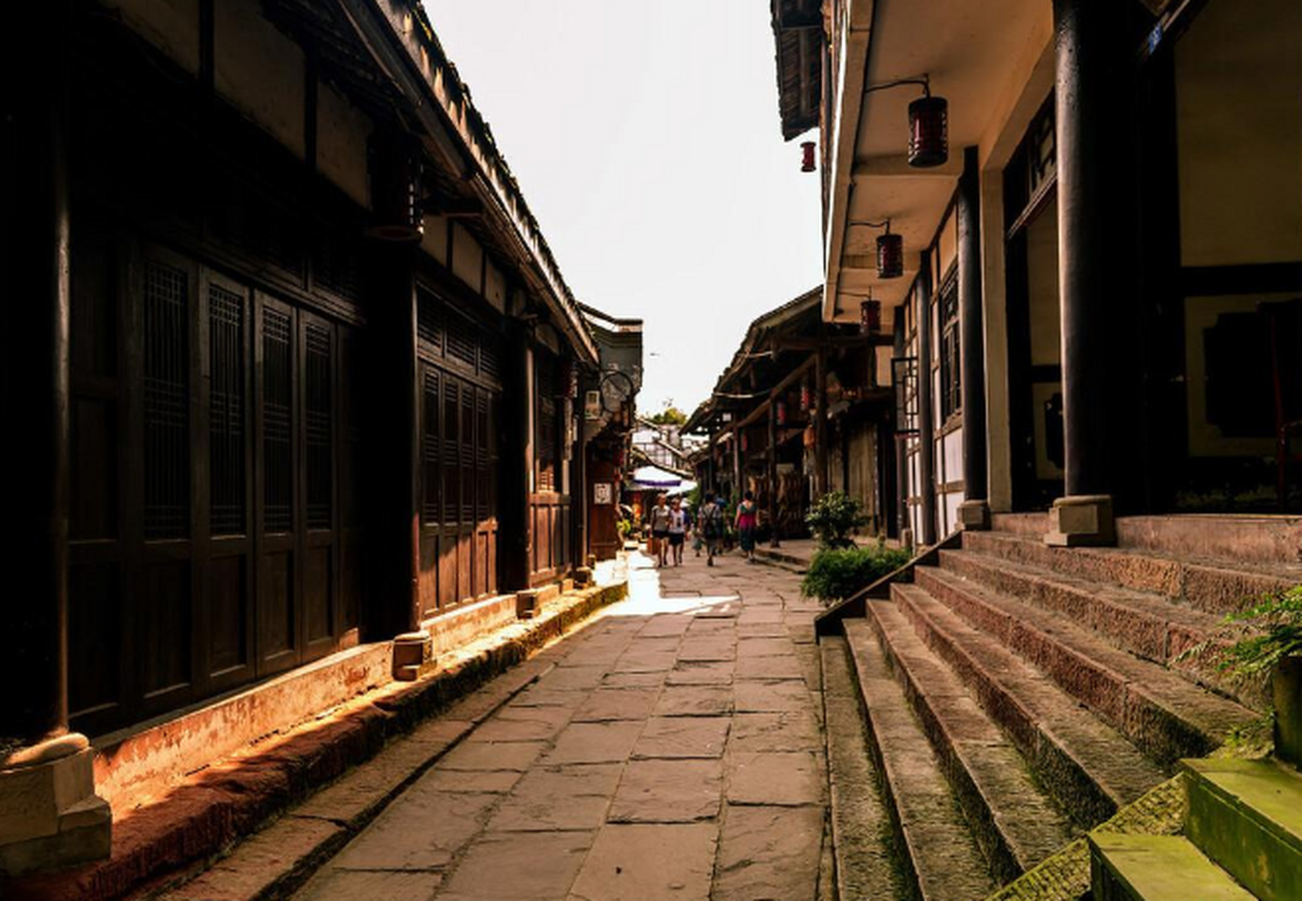 黄龙溪古镇位于成都双流区,拥有1700年历史,保留了大量明清建筑和古风