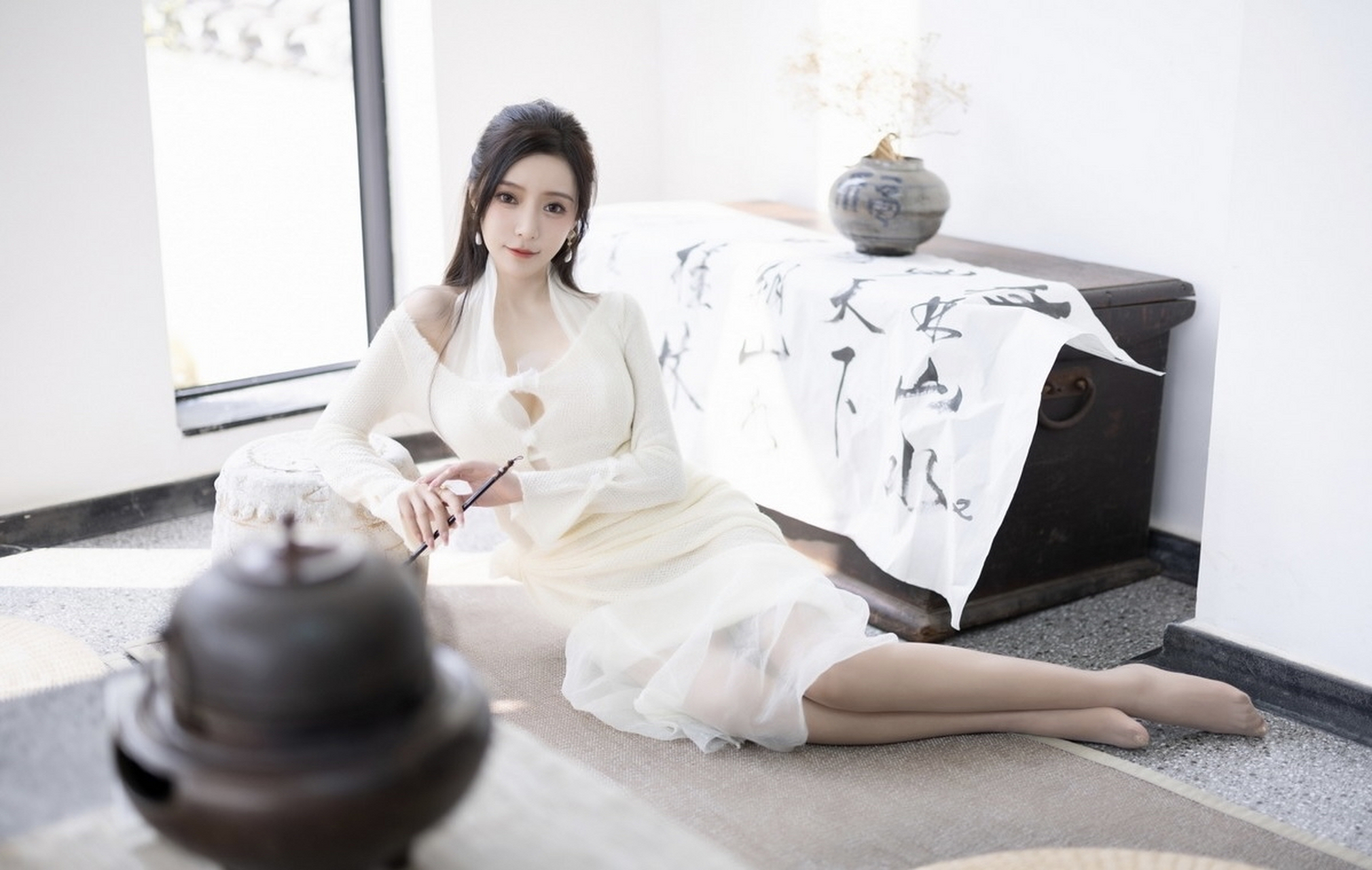 性感白色连衣裙配超薄肉丝秀美腿诱惑写真#美女# #模特