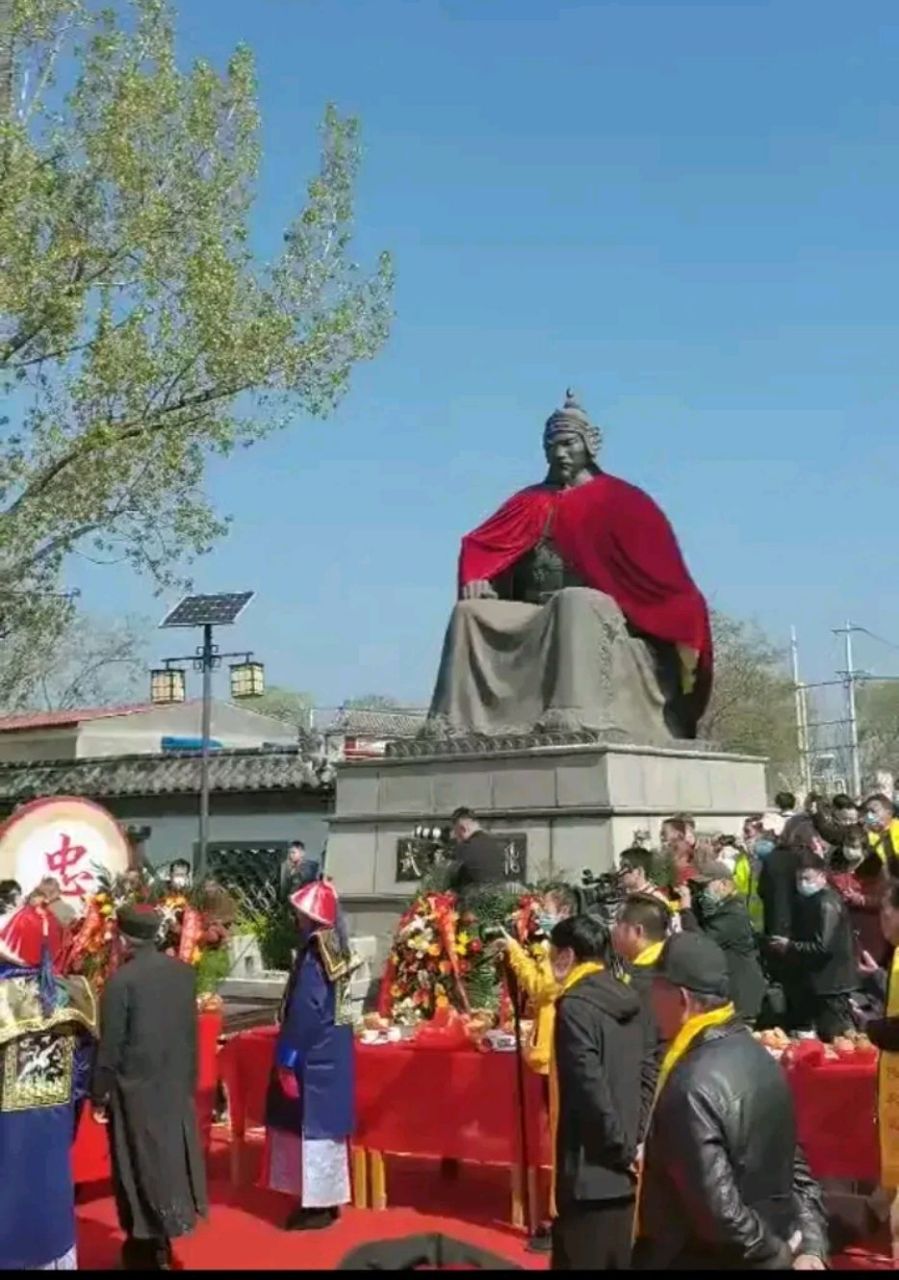 穿着清朝戏服,三拜九叩,这样祭拜岳飞,你能接受吗?