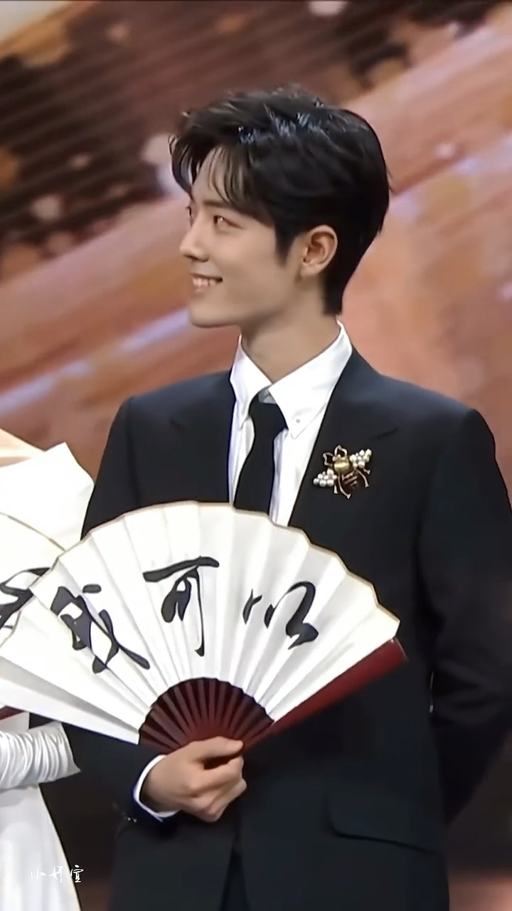 肖战 单手收扇子太帅了,陌上人玉如,公子世无双!
