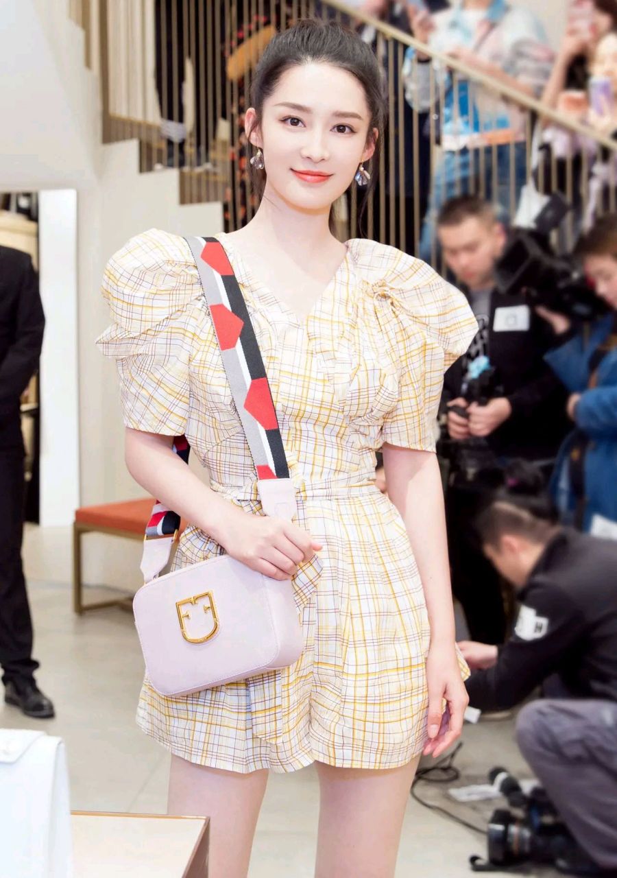 李沁   身材纤细的美女   美足踩一字带凉高跟太美