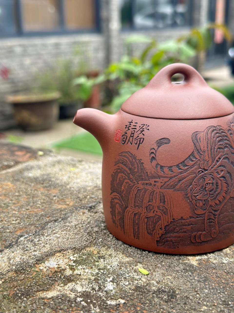 有"中华神刀"美誉  杨喜雨老师被誉为"中华神刀",身怀绝技,紫砂刻绘