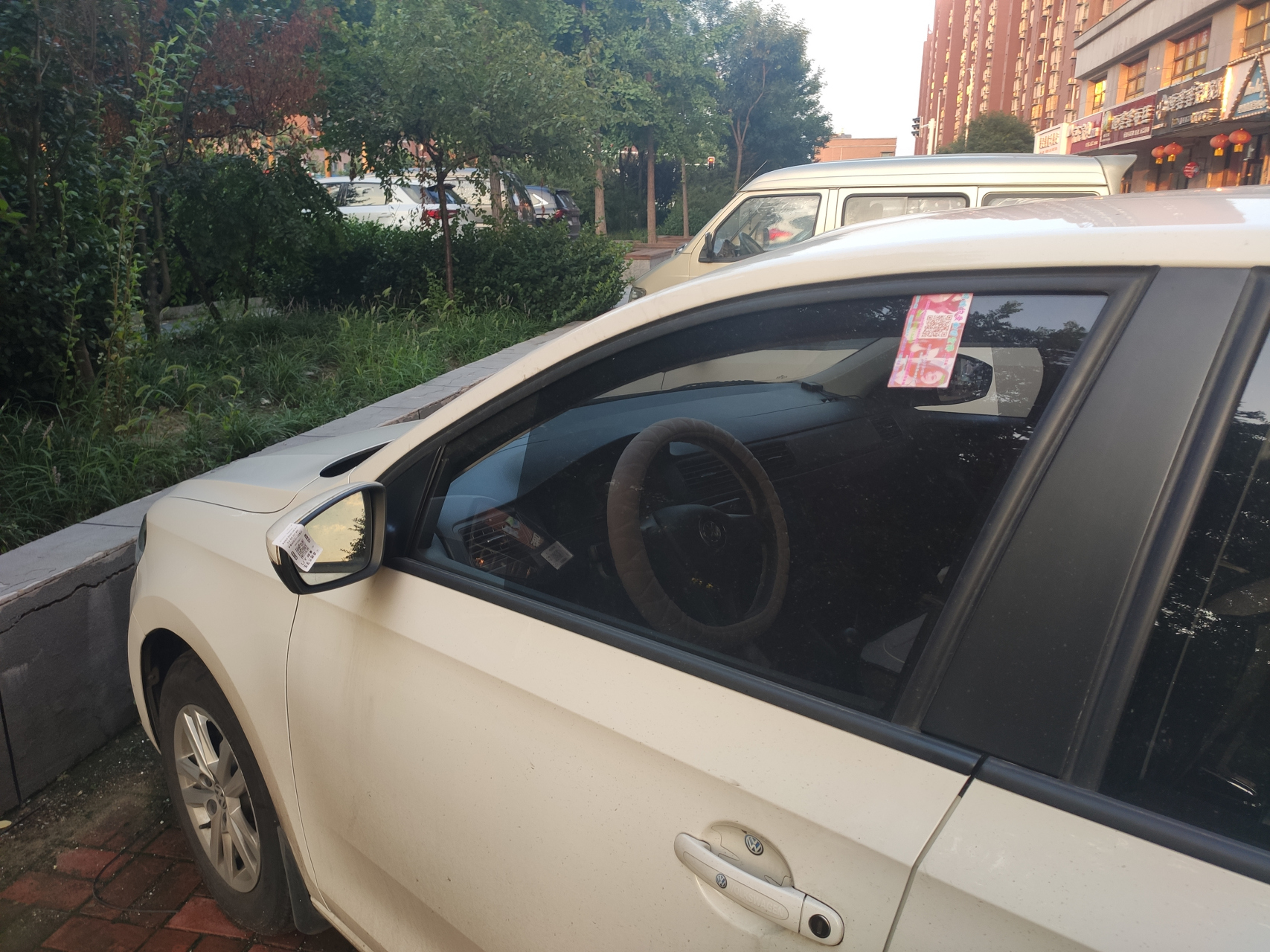 这已经是第n回车窗后视镜上被贴了小广告了,每隔几天就会出现一回,有