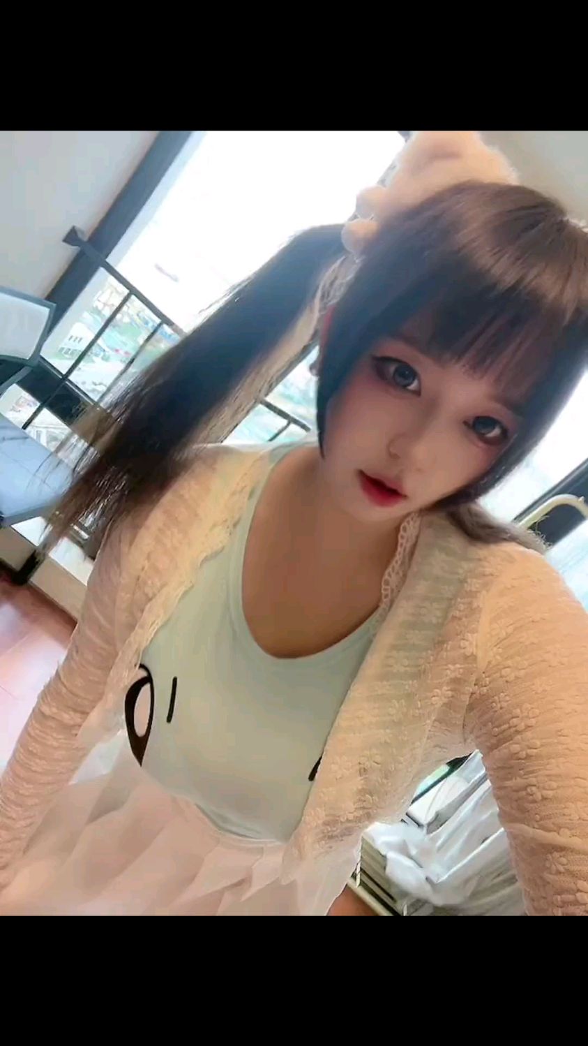 双马尾小萝莉,大眼萌妹,凹凸有致