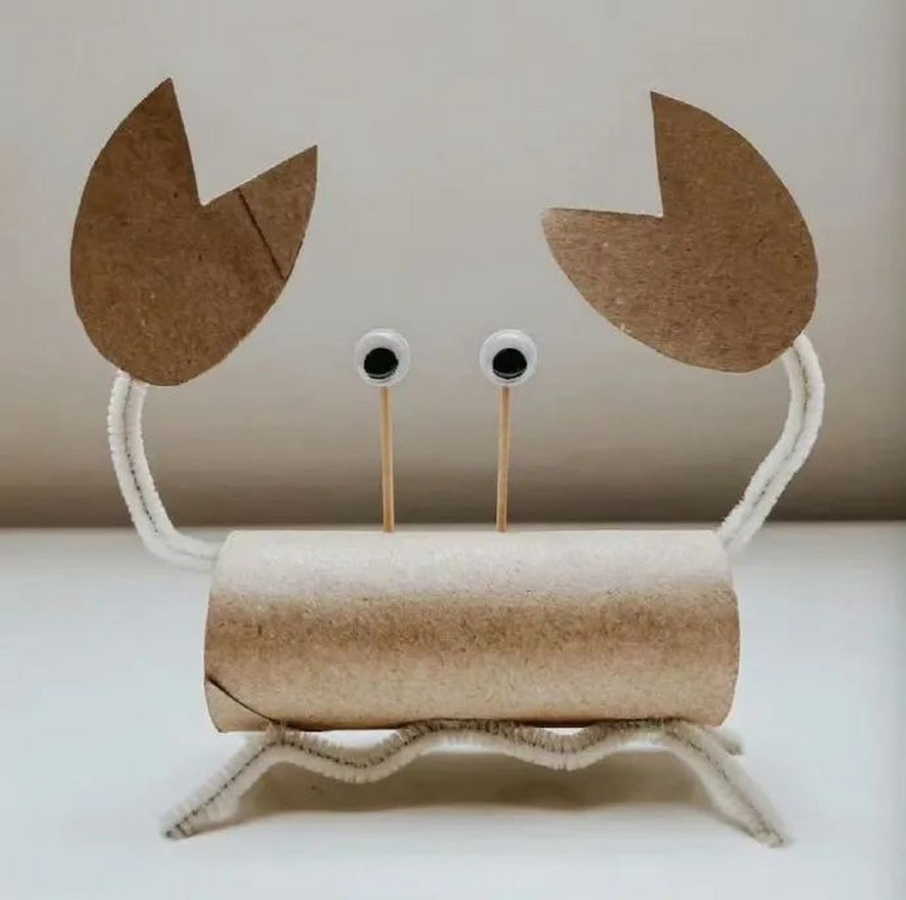 用完的纸巾筒不要扔,一起做个手工吧!娃的手工作业有着落了.