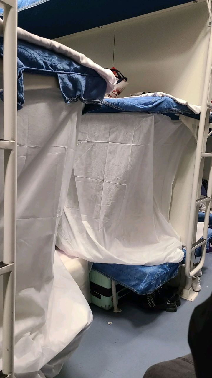 现在在丽江到昆明的火车上,我是远端那个中铺,对面是一女的.