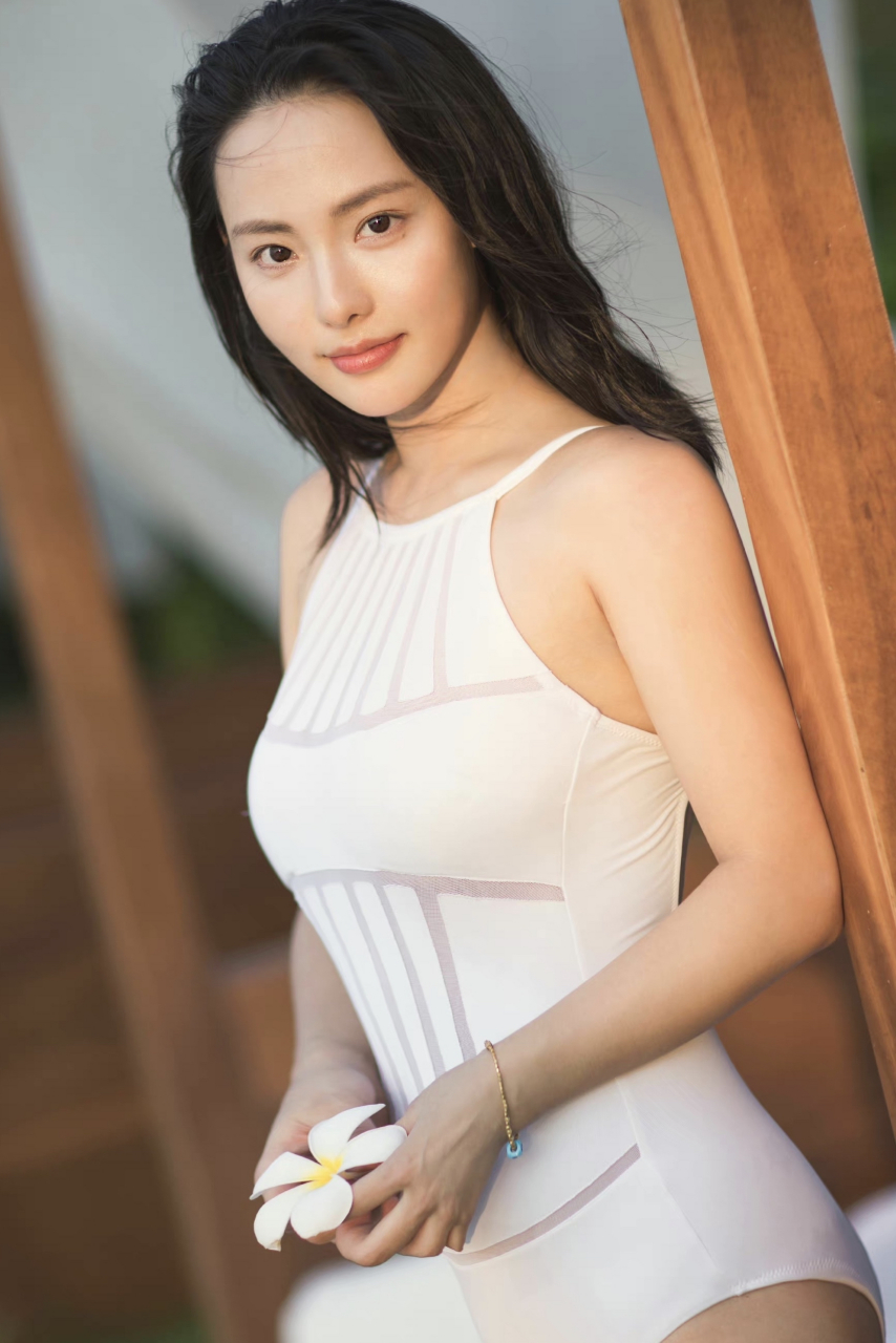 被张嘉倪的美貌圈粉了!这一组泳装写真有纯又欲,真是让人大饱眼福