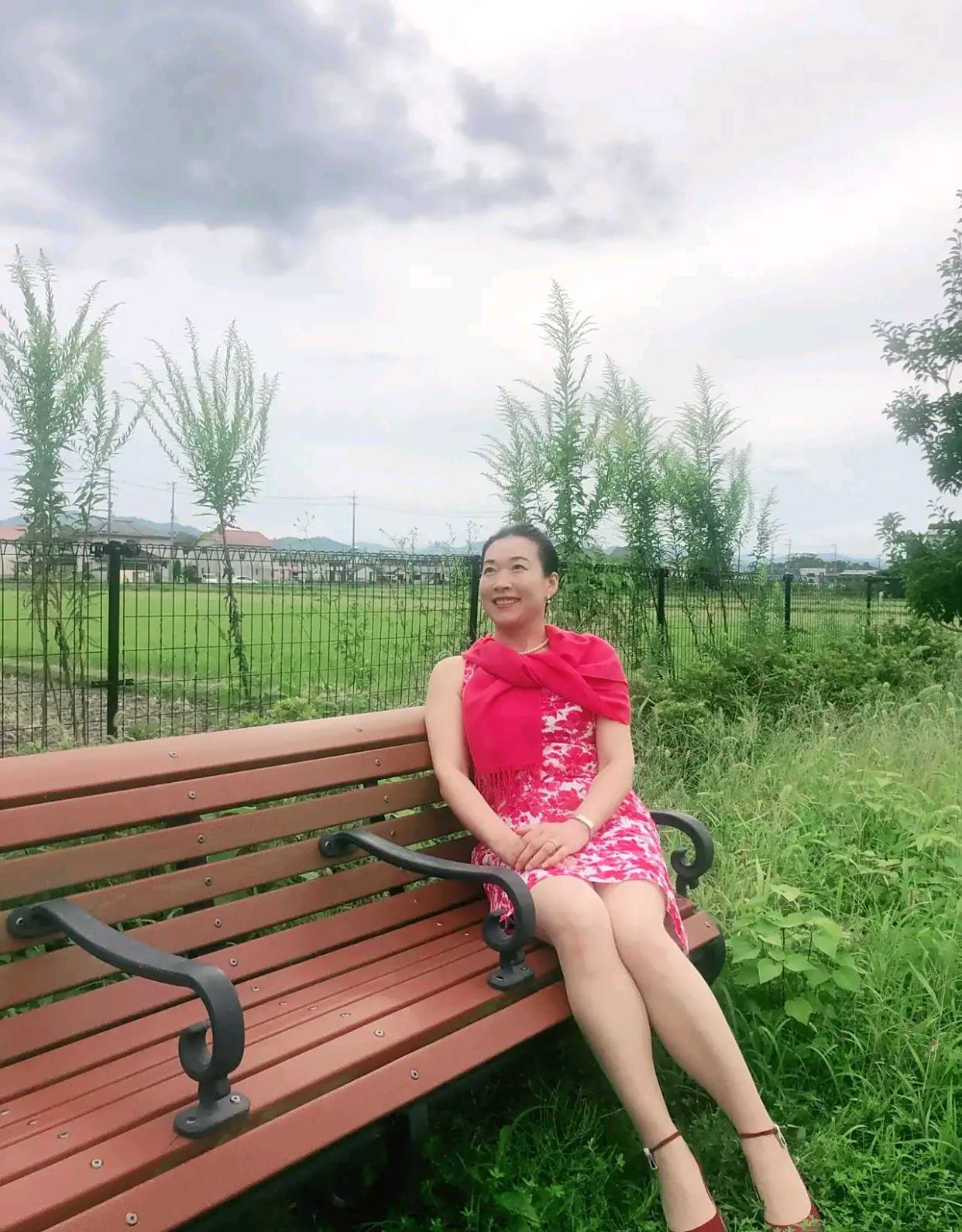 50岁的大妈肌肤细腻白皙性感艳丽,气质优雅风韵犹存