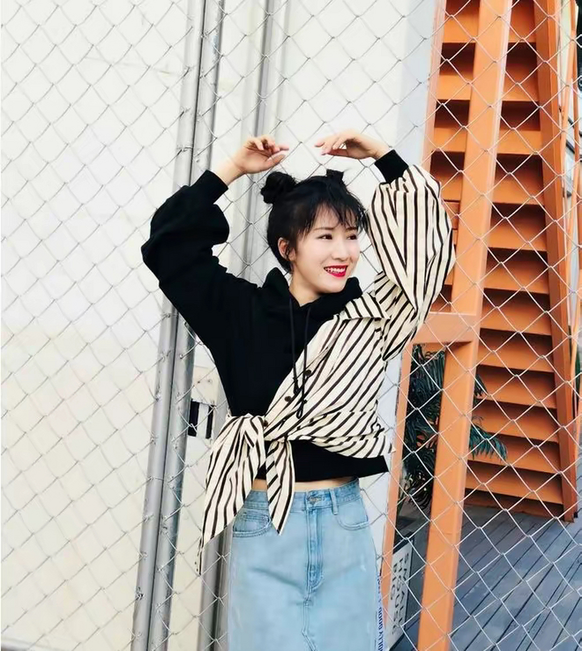 李念穿着一身浅蓝色的牛仔短裤,这样的牛仔短裤也是直接展露出李念一