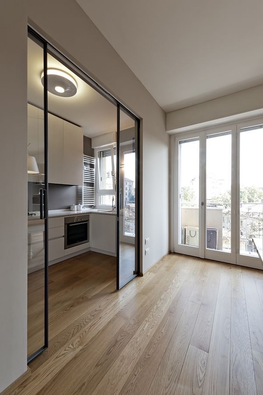 极简|窄边框门 极简窄框门是一种简约风格的门,其特点是门框非常窄