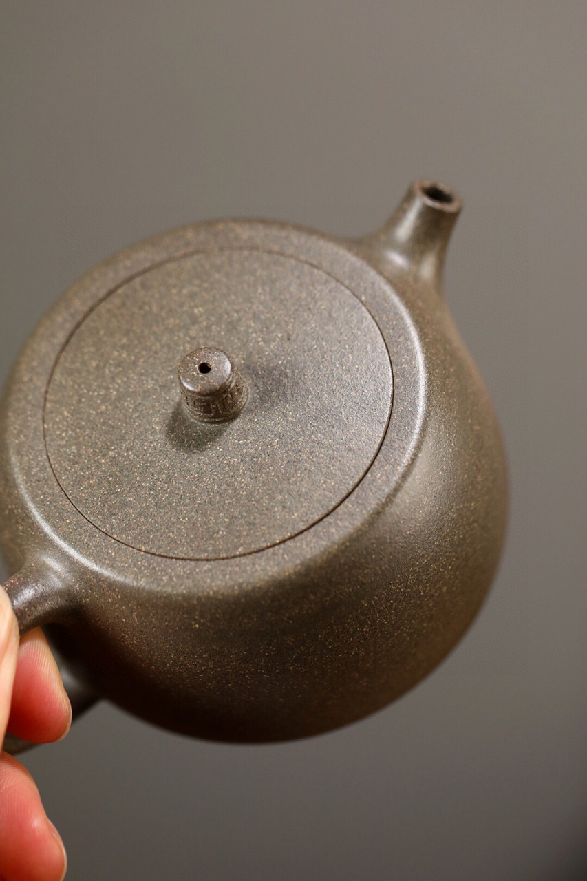 镜铎|优质蟹壳青|250cc|全手  壶把舒曲自然,壶嘴挺而润,处理干净利落