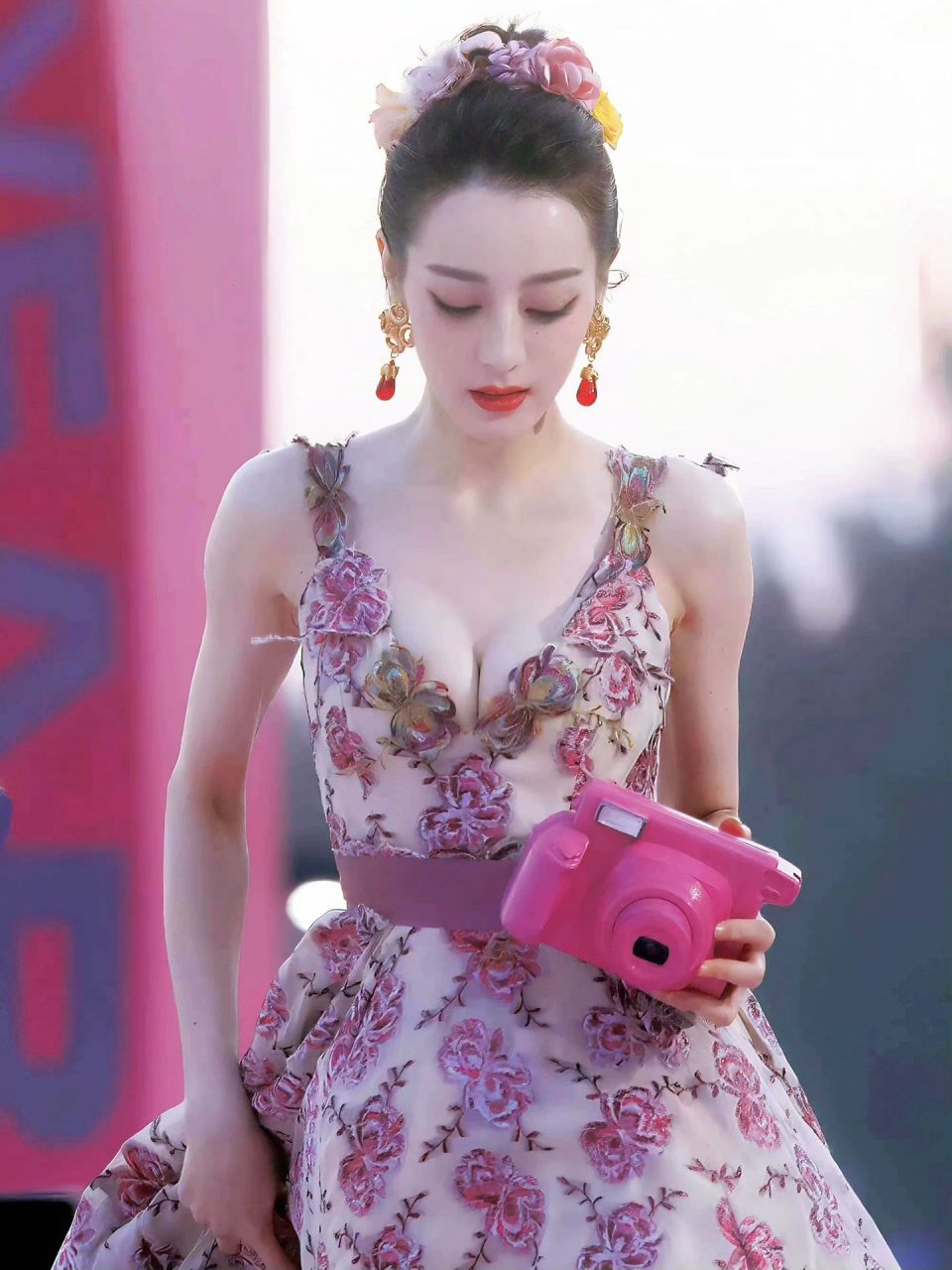 迪丽热巴也太美了吧,穿花卉v领连衣裙秀事业线,性感又妩媚,藏不住好